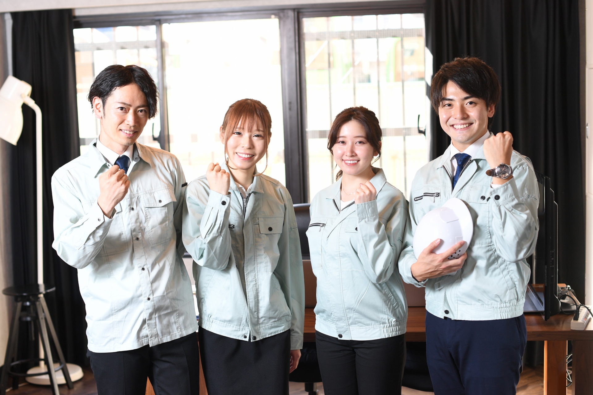 防護服を着た作業員が蜂の巣を撤去する様子