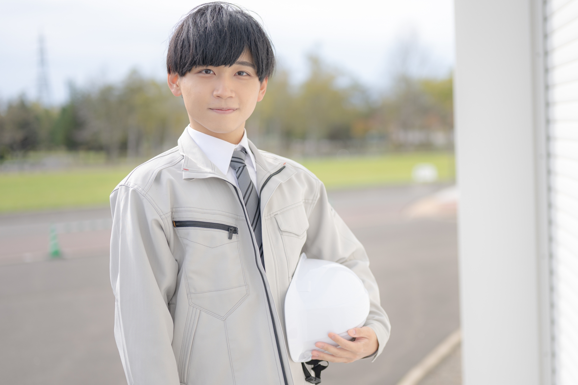 現場でガッツポーズする男性作業員
